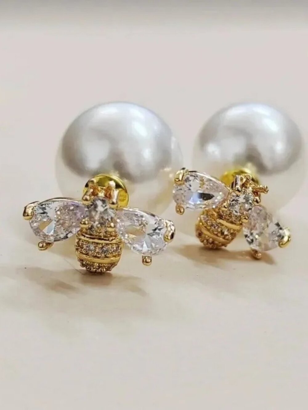 Pearl Bee Stud Earrings Q510